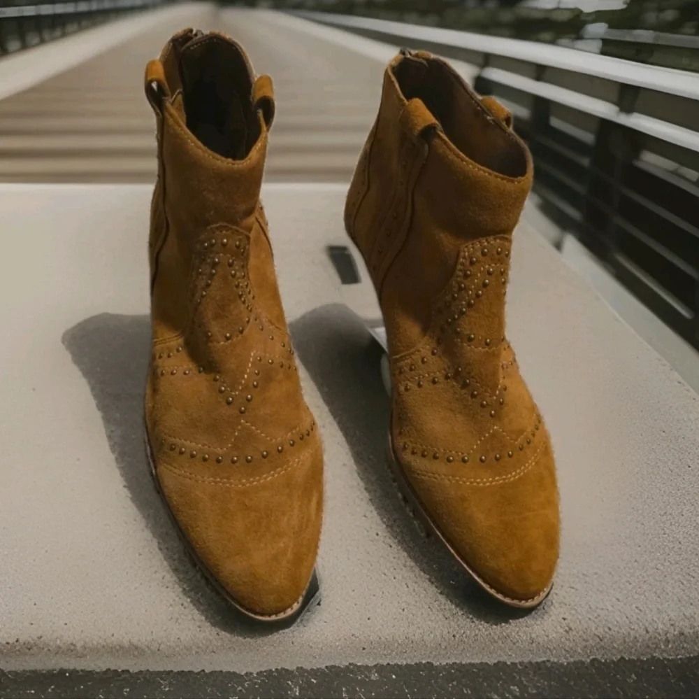 New without  tags Vince Camuto Tamera studded ankle boots in the cocoa bear Sz 8 - Picture 2 of 6